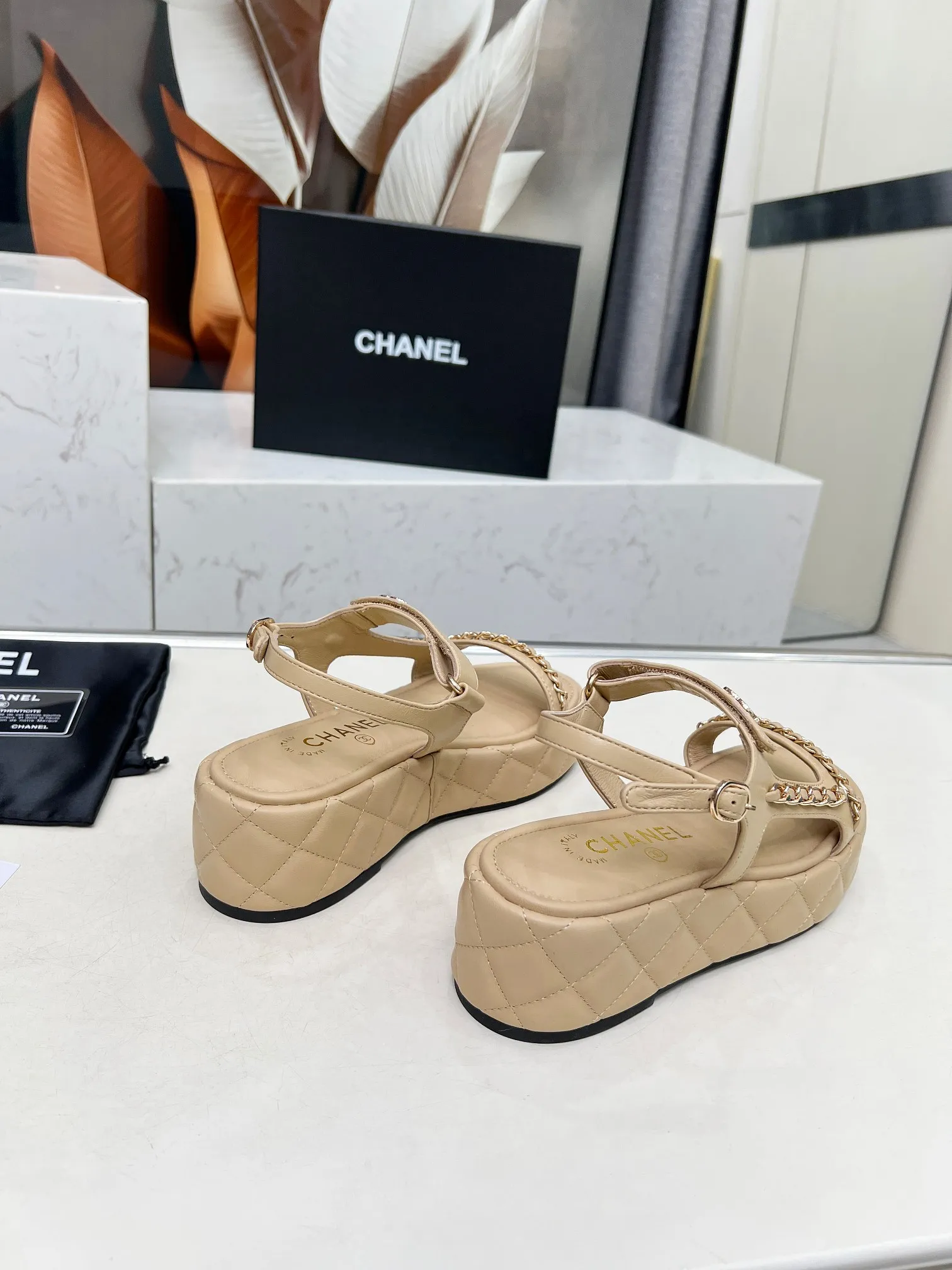 💕💕Factory direct selling price p480💕💕 Top version Chanel Chanel - 2025 spring model, top chain sandals in the counter. This classic design; extraordinary love❤️embraces a variety of color matching elements... The diversified mix and match is very beautiful and versatile, very light on the foot, comfortable, super delicate and elegant, and can be used outdoors... ꫛꫀꪝ Go➫ Material: ❶Upper is made of: Original imported sheepskin ❷Inner lining: Original sheepskin lining ❸Outsole based on: Original molded outsole Counter boutique packaging complete set for women 35–40 (customized for 41) Three colors available (black, white, apricot)